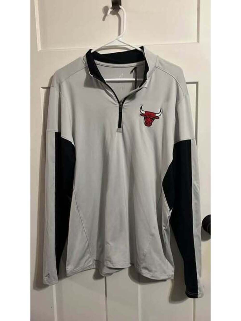 Antigua Men’s Chicago Bulls Hunk Quarter Zip Pullover